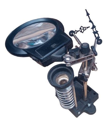 image of a specialists illuminated magnifying glass and multiple clamps